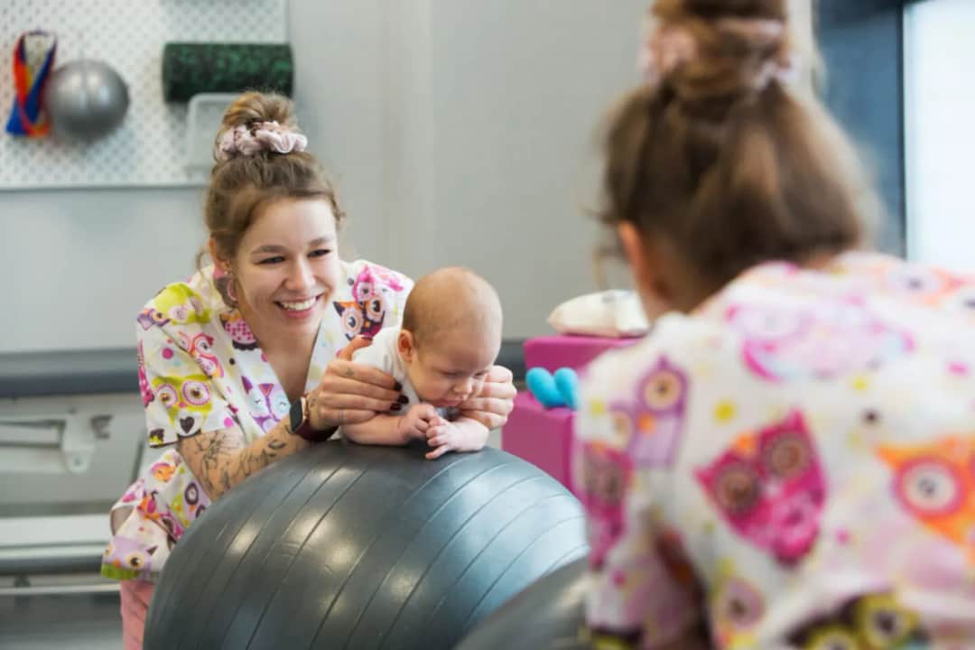 Najpierw do ortopedy czy fizjoterapeuty – który specjalista pomoże?