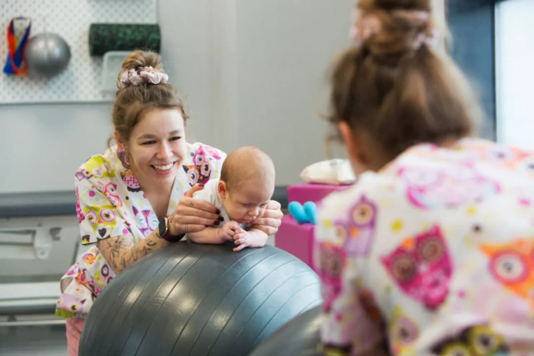 Najpierw do ortopedy czy fizjoterapeuty – który specjalista pomoże?