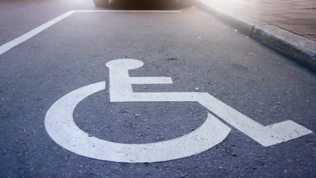 Czy opiekun osoby niepełnosprawnej może korzystać z karty parkingowej bez ryzyka?