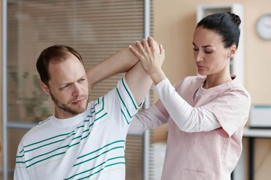 Czy rehabilitacja boli? Poznaj prawdę o bólu w terapii fizycznej