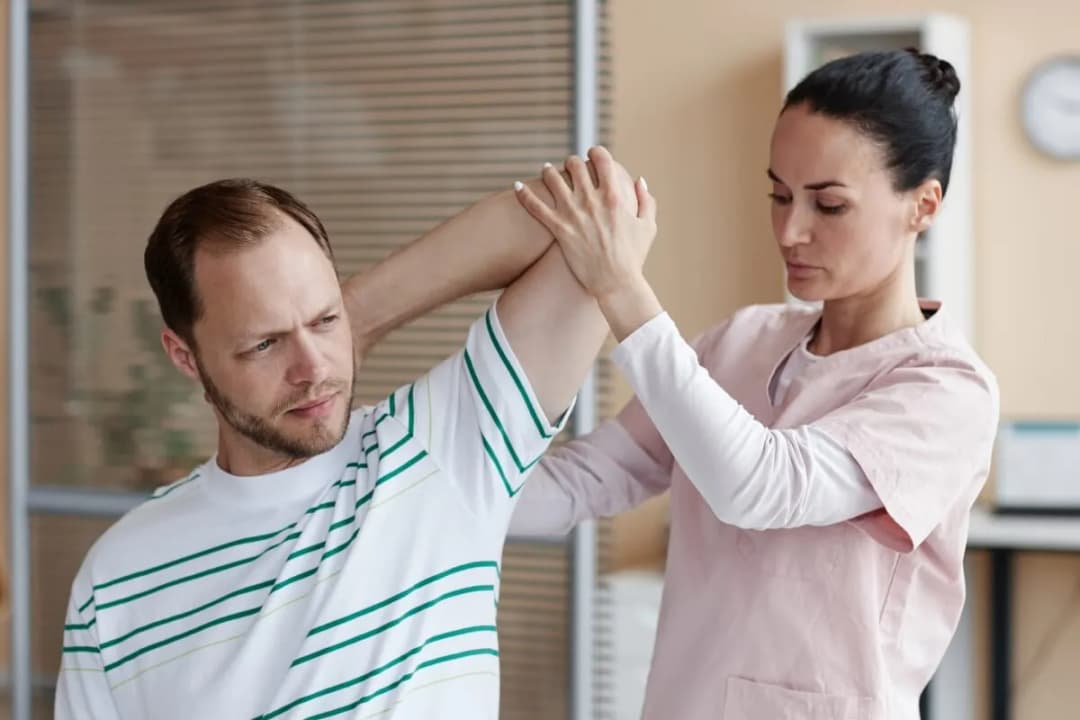 Czy rehabilitacja boli? Poznaj prawdę o bólu w terapii fizycznej