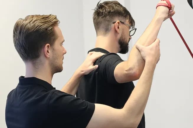 Jak długo trwa rehabilitacja po złamaniu kości ramiennej? Poznaj szczegóły.